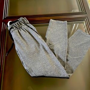 Lululemon pain (on the fly) size 2